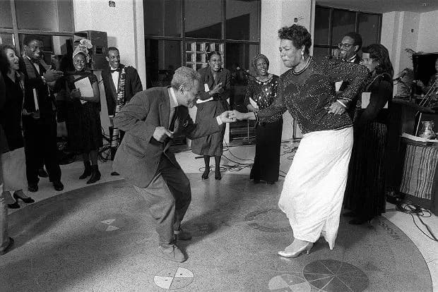 Dlaczego ptak w klatce śpiewa - symbolika i przesłanie książki Mai Angelou Dlaczego ptak w klatce śpiewa - symbolika i przesłanie książki Mai Angelou