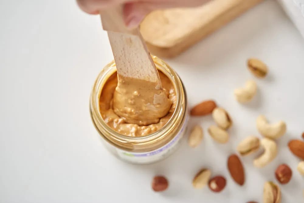 Czy psy mogą jeść masło orzechowe? Poznaj korzyści i zagrożenia Czy psy mogą jeść masło orzechowe? Poznaj korzyści i zagrożenia